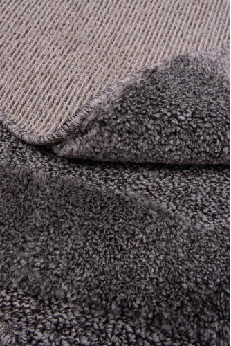 Bok i runo ciemno szarego dywanu okrągłego shaggy geometria 3d Pisa romby