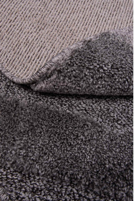 Bok i runo ciemno szarego dywanu okrągłego shaggy geometria 3d Pisa romby