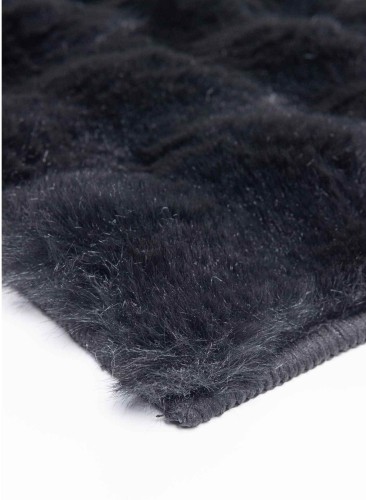 Detal czarnego dywanu pluszowego Rabbit Bubble