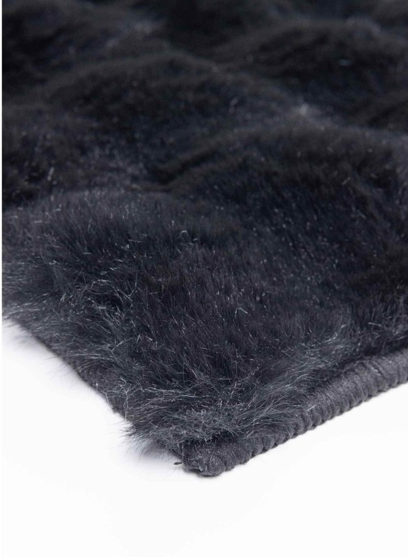 Detal czarnego dywanu pluszowego Rabbit Bubble