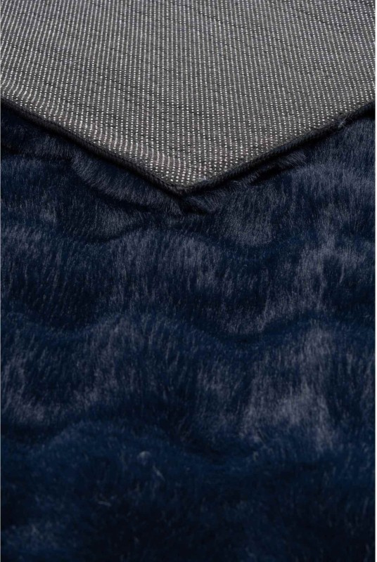 Antypoślizgowy spód granatowego dywanu pluszowego Rabbit Bubble