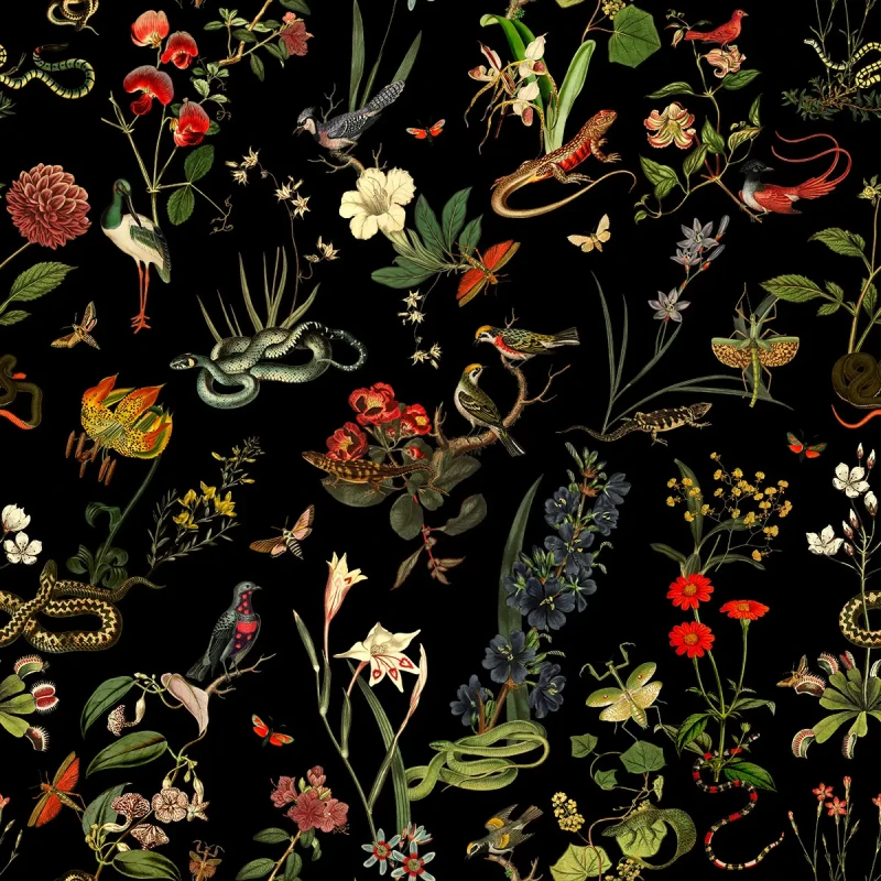 Tapeta z czarnym tłem kwiatami i zwierzętami Secret Garden.webp