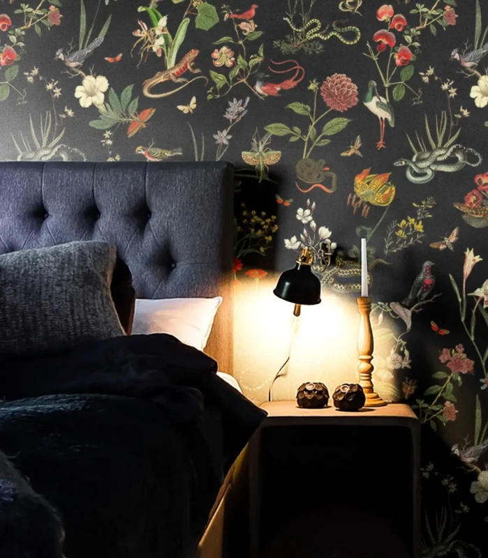 Łóżko ze stolikiem nocnym i lampą na tle tapety Secret Garden.webp