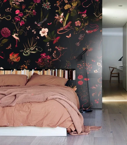 Łóżko z pościelą na tle tapety Mysterious Garden.webp