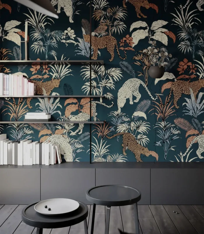 Niska szafka z regałami z książkami na tle tapety Cheetah.webp