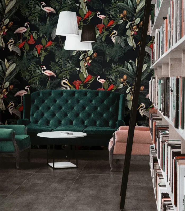 Tapeta z motywem czapli Standing Heron i bujnej roślinności w eleganckim salonie z zieloną sofą i regałem na książki