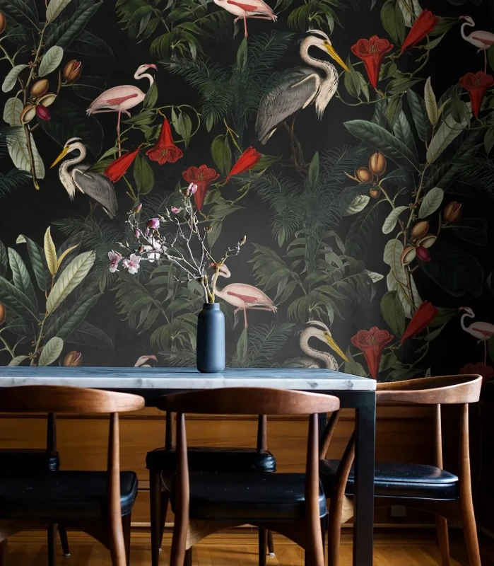 Stół z krzesłami na tle tapety Standing Heron.webp