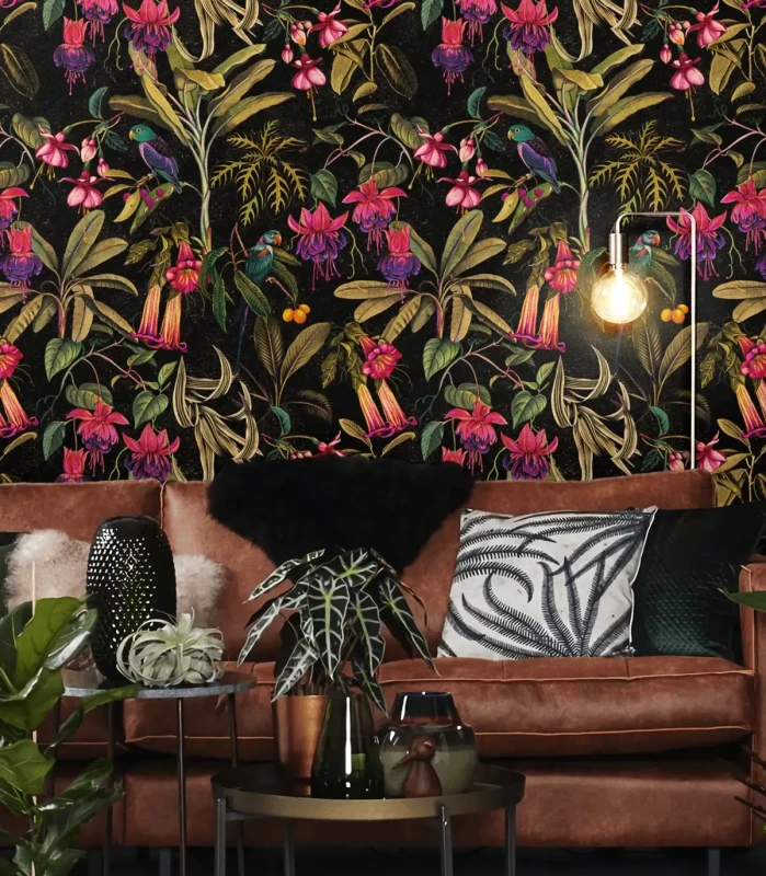 Sofa i ogrągłe stoliki z dekoracjami przy ścianie z tapetą Frida.webp