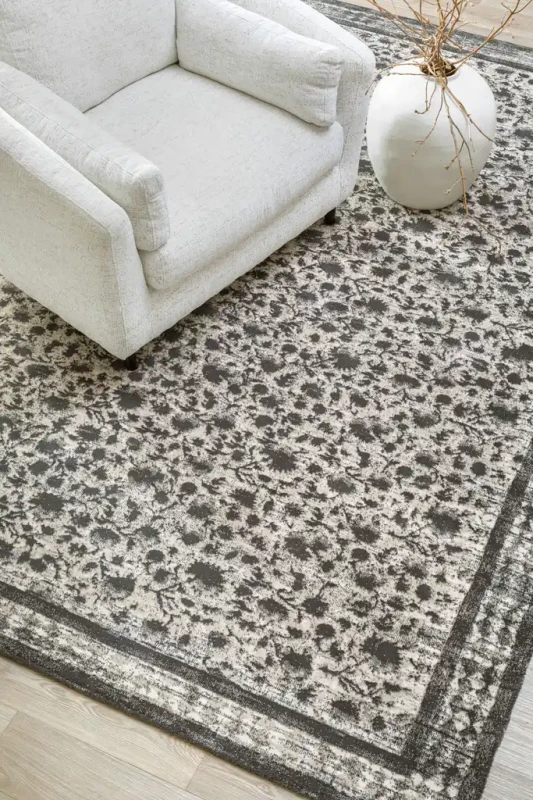 Fotel na dywanie  wełnianym Agnella Agnus Classic grafit (binding)