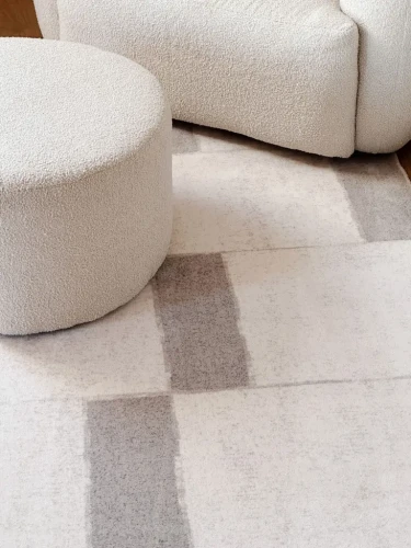 Pufa na dywanie wełnianym Agnella Agnus Pavement biały (binding)