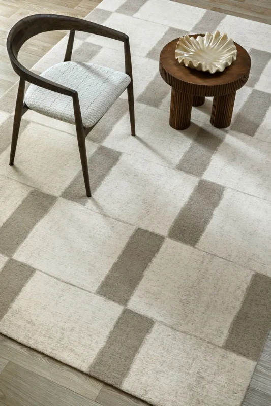 Krzesło i stoliczek na dywanie wełnianym Agnella Agnus Pavement biały (binding)
