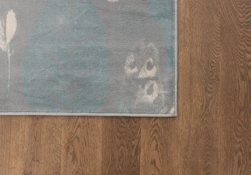 Na ciemnej podłodze dywan dziecięcy FD Lida Kuniklo jasny beż