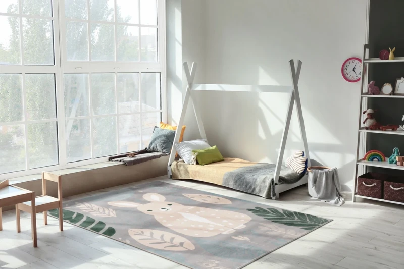 Aranżacja pokoju dziecięcego z dywanem dziecięcym FD Lida Kuniklo jasny beż