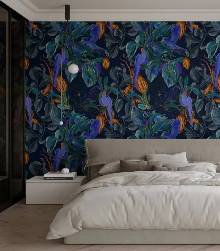 Sypialnia z granatową tapetą w papugi i liście tropikalne Blue Parrots za łóżkiem.webp