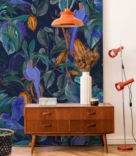 Tapeta tropikalna z papugami Blue Parrots z brązową szafką i wazonem.webp