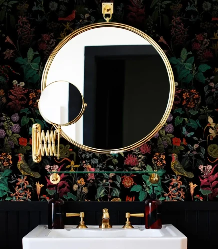 Łazienka z tapetą roślinną Garden Ombre oraz z białą umywalką i lustrem