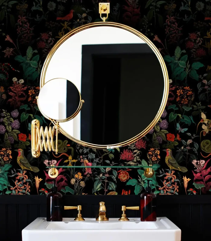 Łazienka z tapetą roślinną Garden Ombre oraz z białą umywalką i lustrem