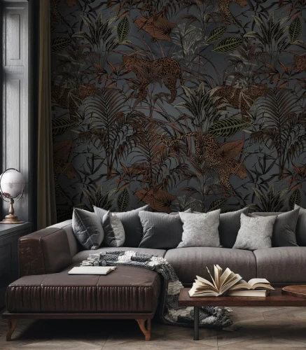 Salon z tapetą egzotyczną Jaguar oraz brązowym narożnikiem z poduszkami i stolikem.webp