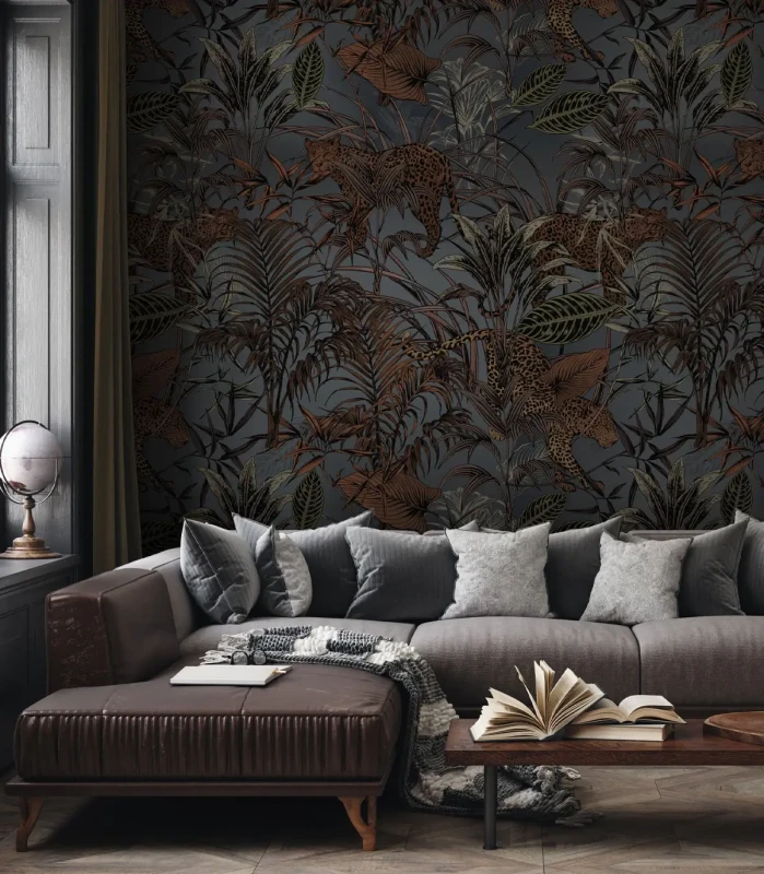 Salon z tapetą egzotyczną Jaguar oraz brązowym narożnikiem z poduszkami i stolikem.webp