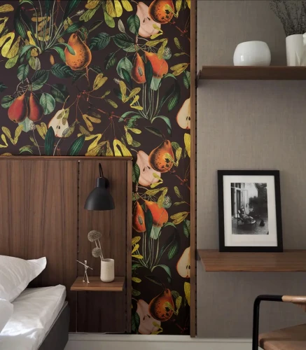 Tapeta botaniczna Pear Maroon w sypialni za wysokim wezgłowiem łóżka