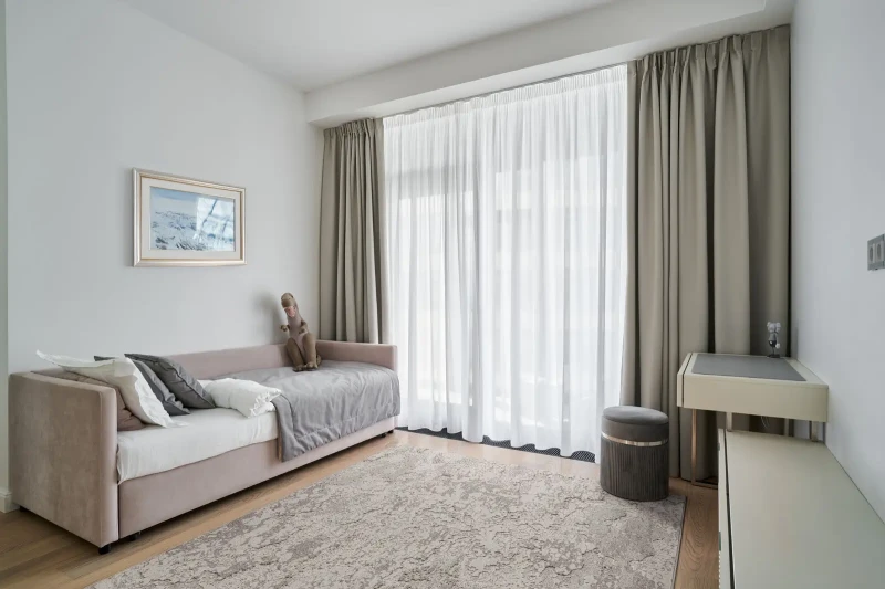 Dywan wełniany Agnella Noble Roho jasny szary w pokoju