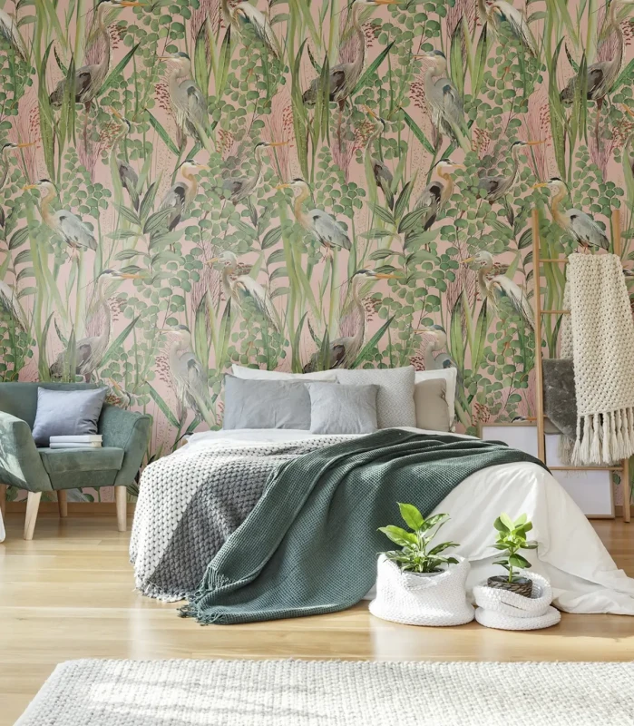 Sypialnia w stylu boho z tapetą botaniczną Herons za łóżkiem.webp