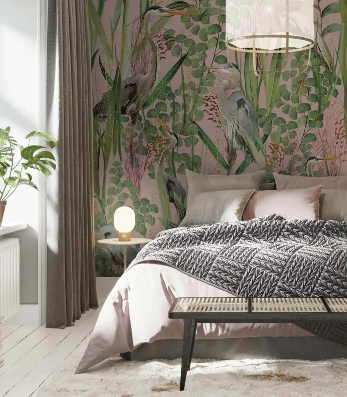 Tapeta z czaplami Herons w nowoczesnej sypialni za łóżkiem.webp