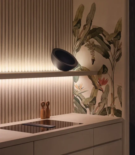 Egzotyczny mural z bananowcami Palm Forest na bocznej ścianie w zabudowie kuchni.webp