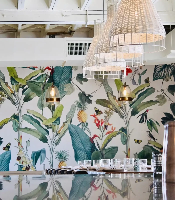 Kącik w barze z tapetą Tropicana.webp