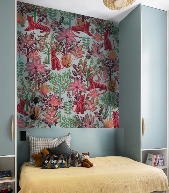 Młodzieżowy pokój z łóżkiem i meblami na tle kolorowej tapety w stylu jungle Gold Tigers Pink