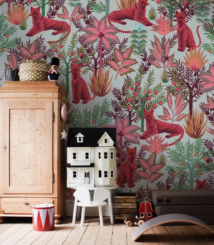 Dziecięcy pokój z meblami na tle kolorowej tapety z tygrysami i egzotycznymi roślinami Gold Tigers Pink