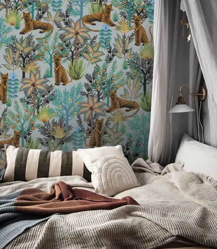 Łóżko z baldachimem w sypialni z tapetą egzotyczną Gold Tigers Light Blue.webp