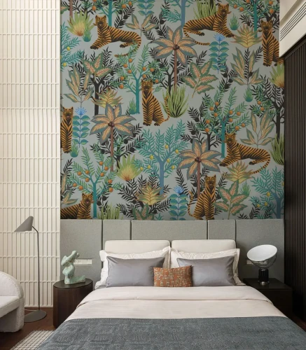Sypialnia z tapetą Gold Tigers Light Blue za łóżkiem.webp