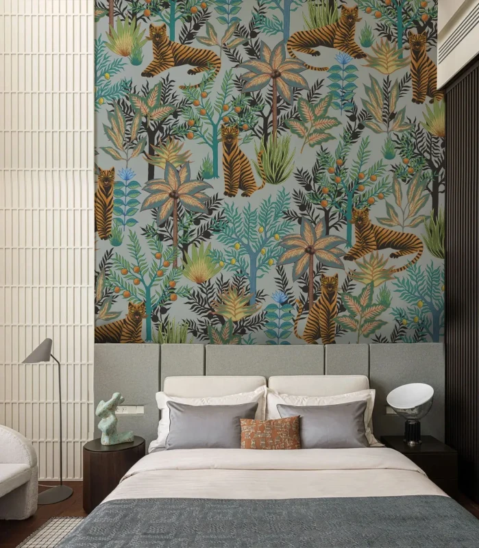 Sypialnia z tapetą Gold Tigers Light Blue za łóżkiem.webp