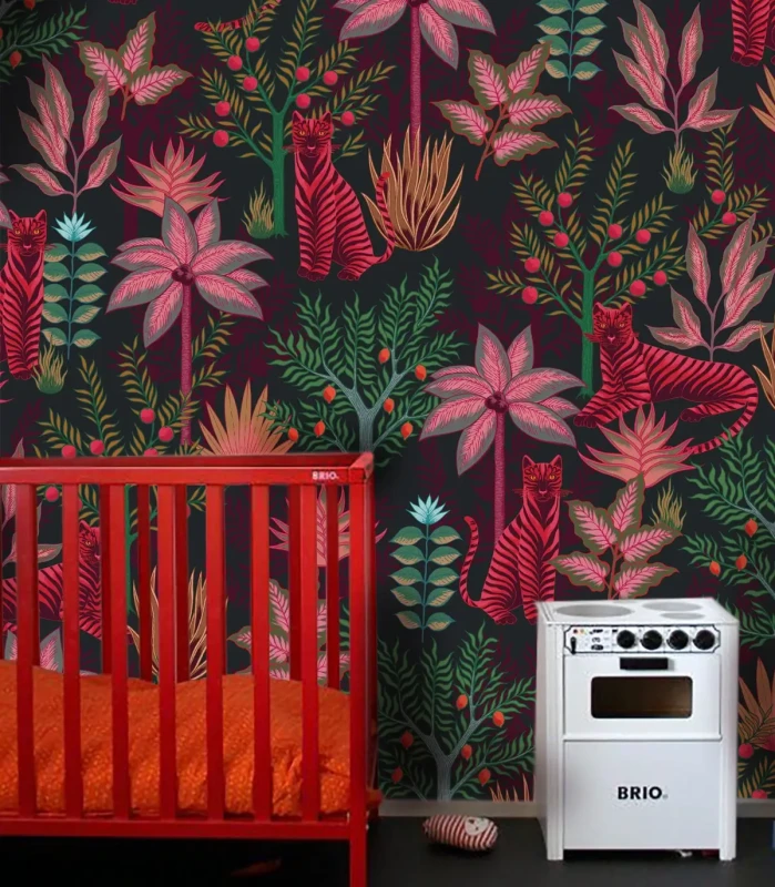 Czerwone dziecięce łóżeczko i zabawka na tle tapety Gold Tigers Black.webp