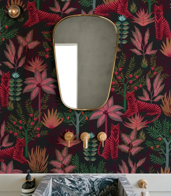 Lustro na ścianie w łazience z tapetą Gold Tigers Black.webp