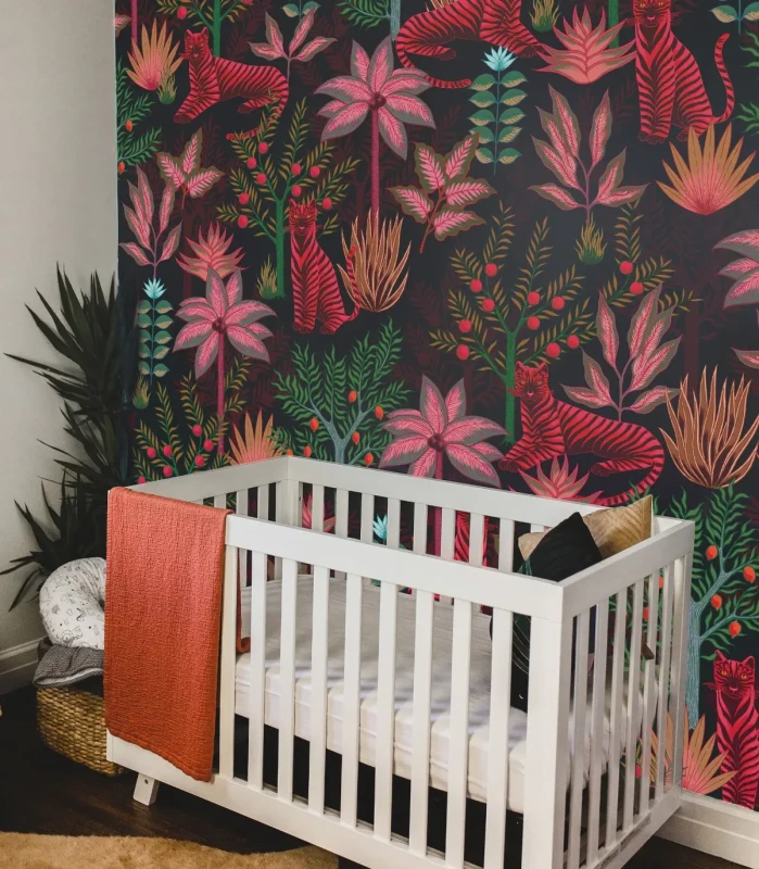 Łóżeczko dziecięce na tle kolorowej tapety Gold Tigers Black.webp