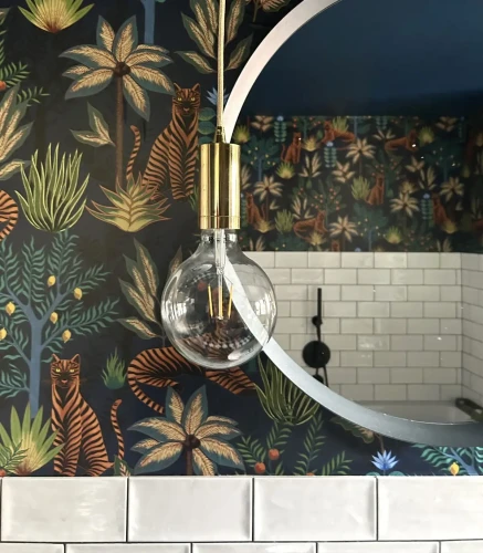 Lustro i żarówka na tle tapety Gold Tigers.webp