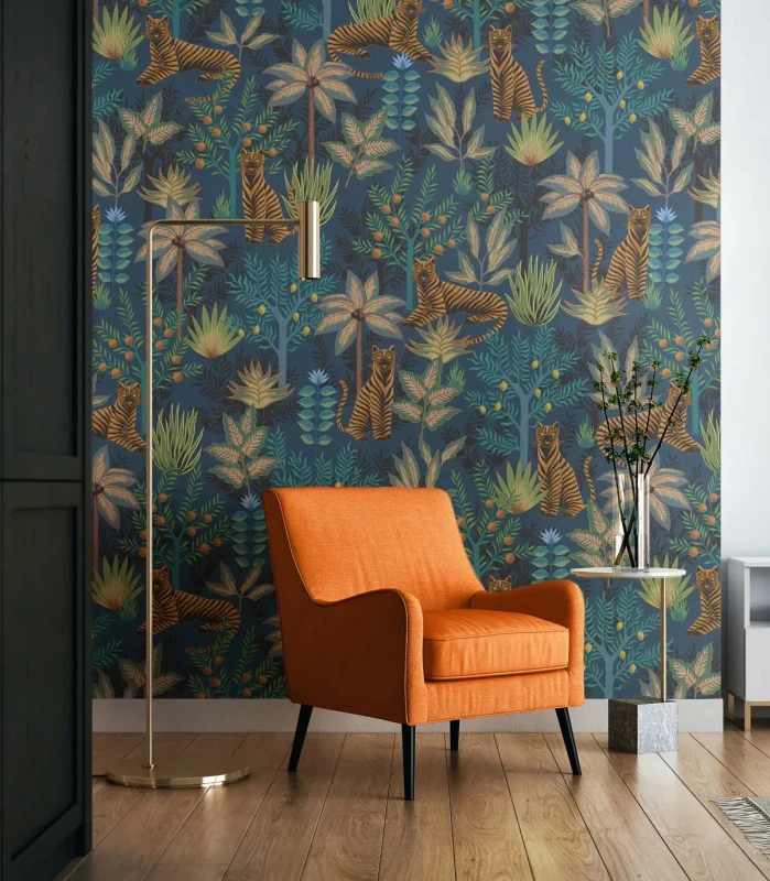 Rudy fotel przy stoliku i stojącej lampie na tle tapety Gold Tigers.webp