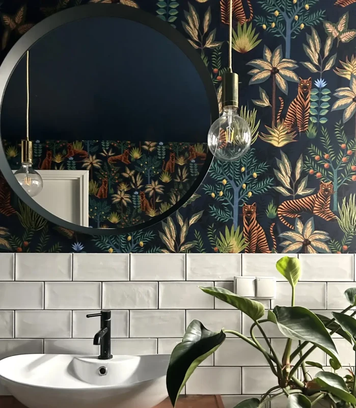 Tapeta Gold Tigers w łazience.webp