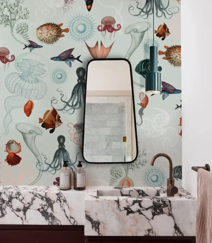 Blat umywalki i lustro w łazience z tapetą Underwater World Light.webp