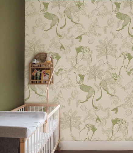 Tapeta Mythical Animals Green w pokoju dziecięcym za łóżeczkiem.webp