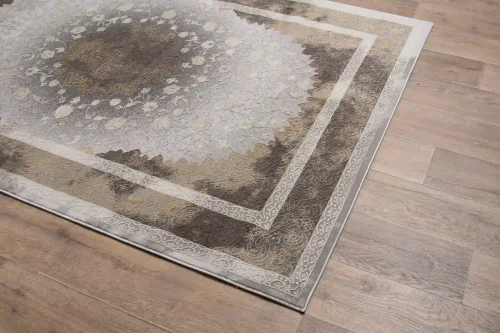 Na ciemnej podłodze dywan klasyczny Deluxe 9091 beige