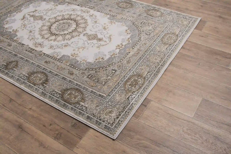 Na ciemnej podłodze dywan klasyczny Deluxe 9093 beige