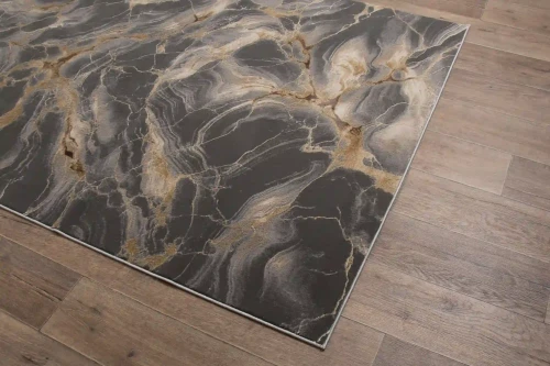 Na ciemnej podłodze dywan marmur Deluxe 9094 beige