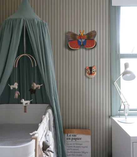 Tapeta w paski Stripe Tranquil Blue w pokoju dziecka z łóżeczkiem z baldachimem.webp