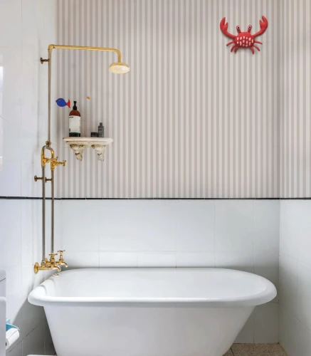 Łazienka retro z wanną i tapetą Stripe Rose Haze.webp