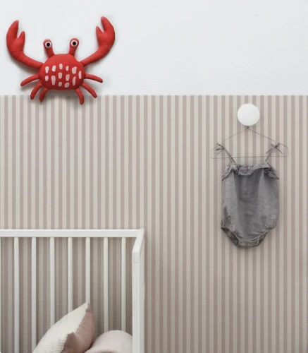 Ściana w pokoju dziecięcym z łóżeczkiem na tle tapety w paski Stripe Rose Haze.webp