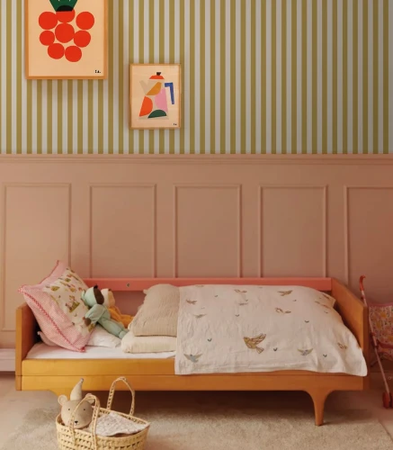 Pokój dziewczynki z łóżkiem na tle tapety Stripe Meadow Mustard.webp