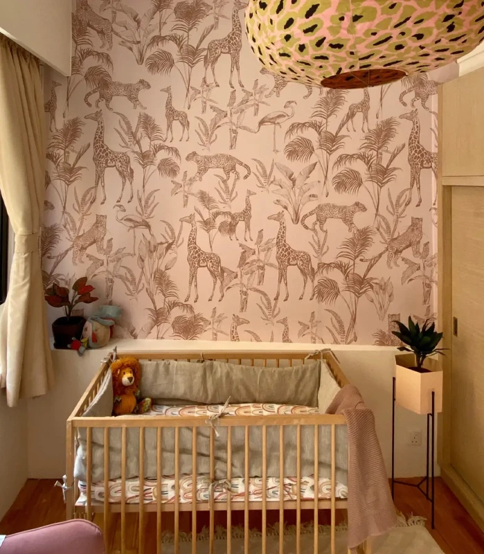Łóżeczko dziecięce w pokoju z tapetą Safari Beige.webp